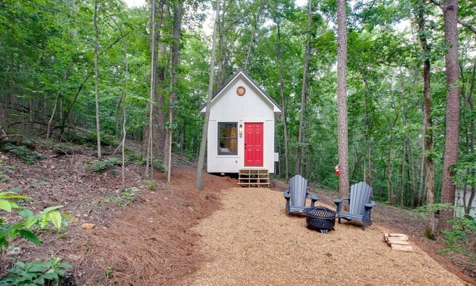 Groveoak Cabin | Picturesque Tiny Cabin Surrounded by Nature in Alabama