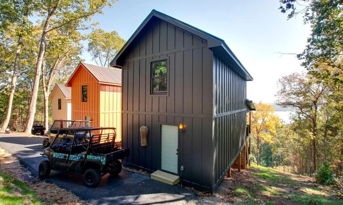 Groveoak Cabin | Magical Family Cabin with Breathtaking Beauty and Modern Interior in Alabama