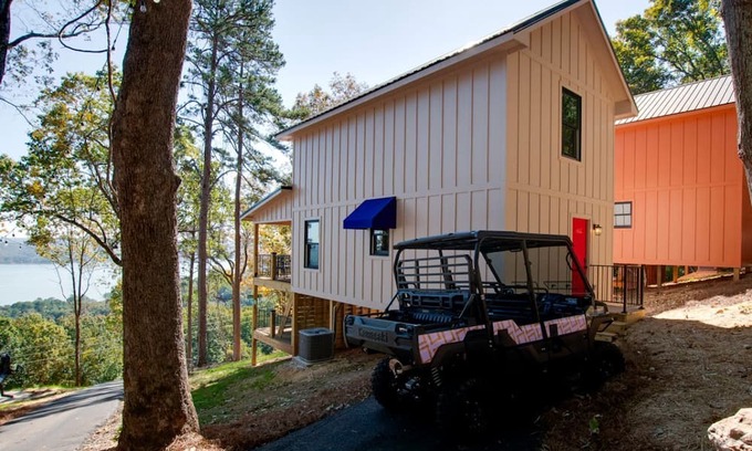 Groveoak Cabin | Charming Lake Cabin Retreat with Deck and Hot-Tub in Alabama