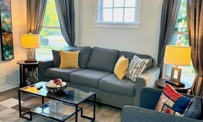 Old Brooklyn House | Sleeps 12!, Near downtown, Tremont, and the Zoo!