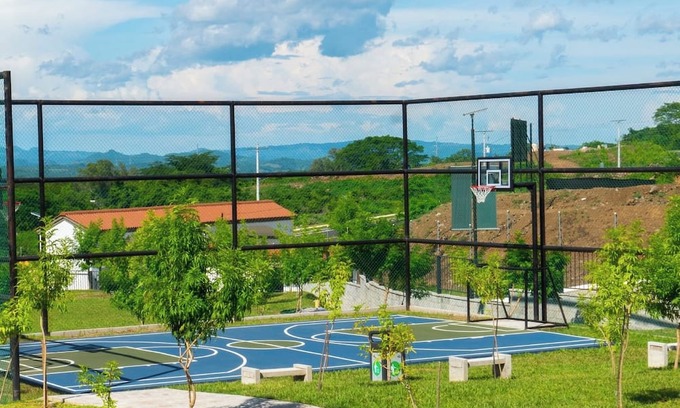 Puerto Barillas House | Acogedora casa con patio, Wi-Fi y A/C en San Miguel, El Salvador