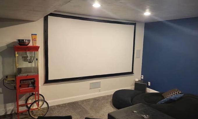 Green Bay House | Cozy 5 BR 3.5 Bath Home with features that's great and fun for the entire family