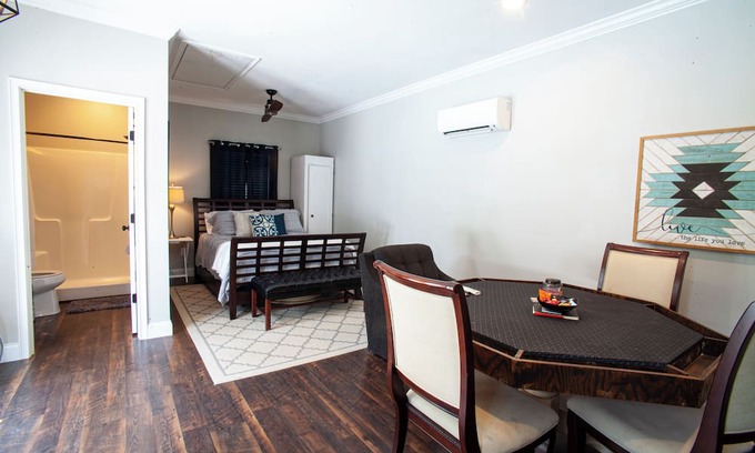 Leesburg Apartment | Charming, tranquil studio with AC in Leesburg