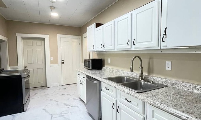 West Washington House | Centered downtown for a quick walk/drive to all the city has to offer