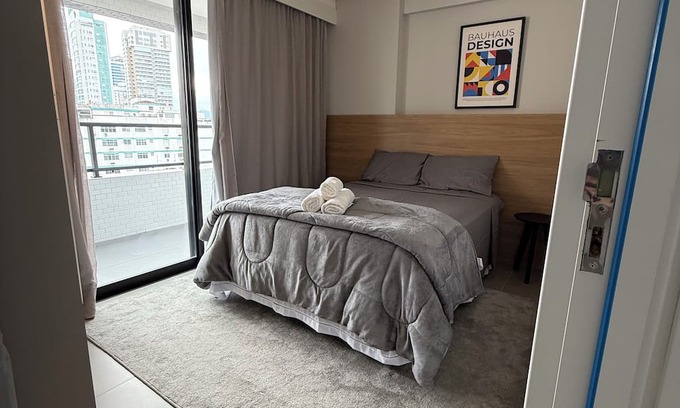 Ponta da Praia Apartment | Cozy apartment in Santos 1, pet friendly.