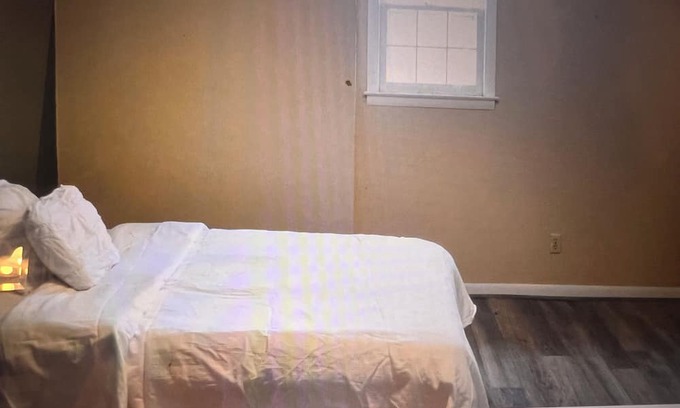 Anniston House | Deep stairs Loft with Wi-Fi, AC in charming Anniston