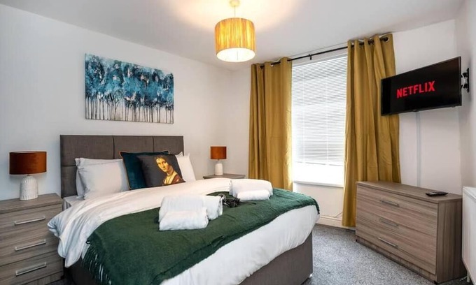 Cwmbrwla House | 3 Storey House, 2 Bathrooms, Smart Tv's all rooms!