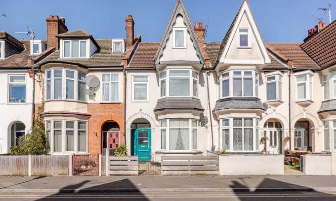 Leigh-on-Sea Apartment | 1 Bed Garden Flat in the Heart of Leigh, Sleeps 3.