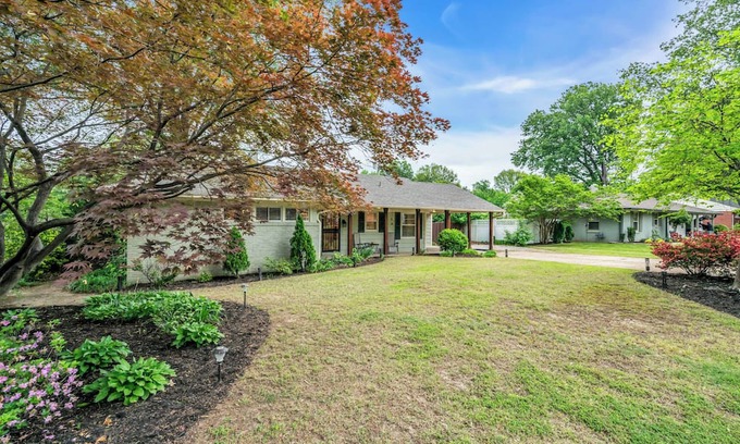 Memphis House | Charming 3-bedroom house in wonderful East Memphis with WiFi, AC