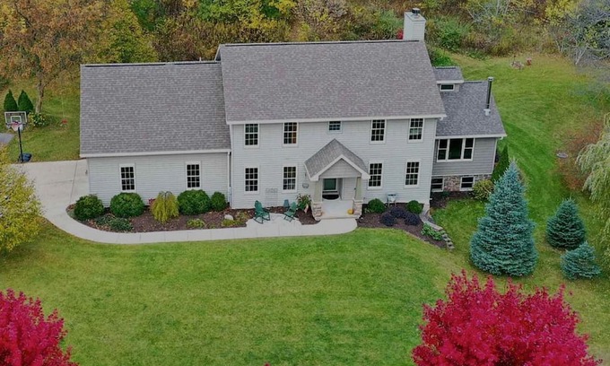 Denmark House | Spacious 6-Bedroom Retreat w/hot tub & peaceful scenery! Perfect for NFL Draft!