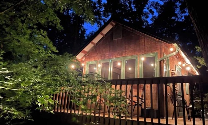 Chapel Hill Cabin | Magic Cabin: The perfect woodland escape located in the heart of Chapel Hill.