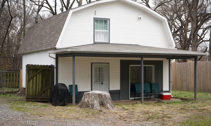 Memphis Cottage | Cozy Guest Home with Multiple Beds, Get Away! Ideal location + Essentials.