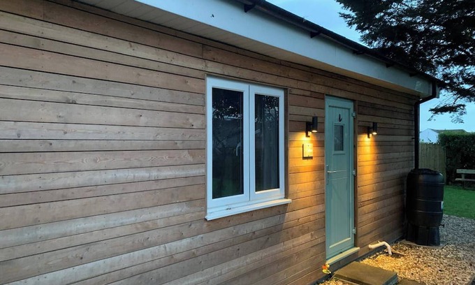Llanelli Cabin | Y Caban-The Cabin-1 Bed-Sleeps 2-Parking-Fast Wifi