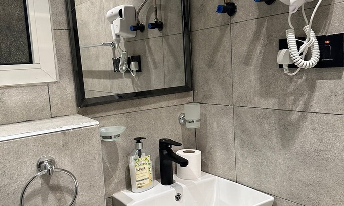 Riyadh Apartment | Modern apartment in vibrant Riyadh with WiFi, ACnشقة حديثة في القيروان