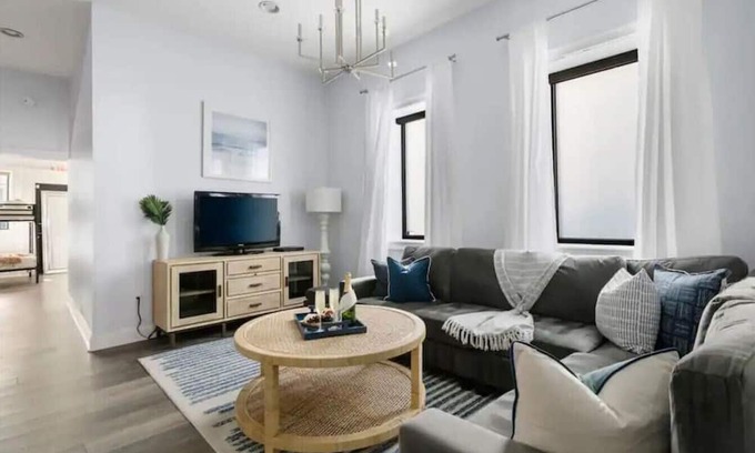 Cannonborough Elliotborough House | 8 Bedroom - Close to King Street - with Parking!