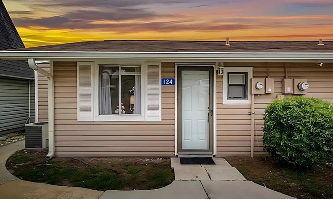 Clermont Condo | 2 BR/2 bath Clermont cottage w/Heated Olympic Pool/basketball/lake access