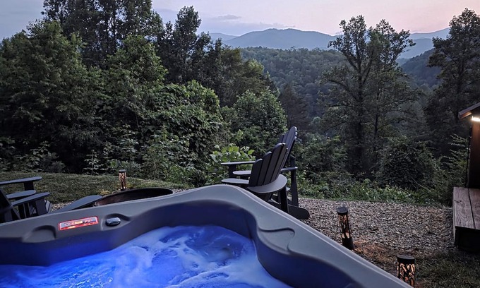 Whittier Cabin | Get an Altitude Adjustment.Hot Tub! Dog friendly. Views! Tubing, waterfalls