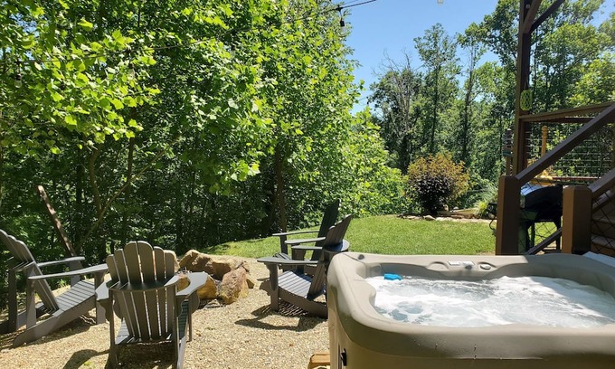 Whittier Cabin | You found the perfect vacation cabin, stop scrolling! Hot tub and Views, dogs ok